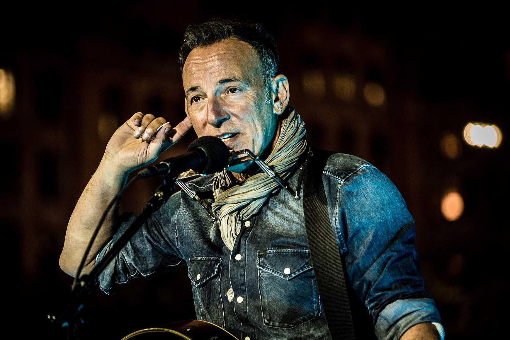 Bruce Springsteen pumps up crowd