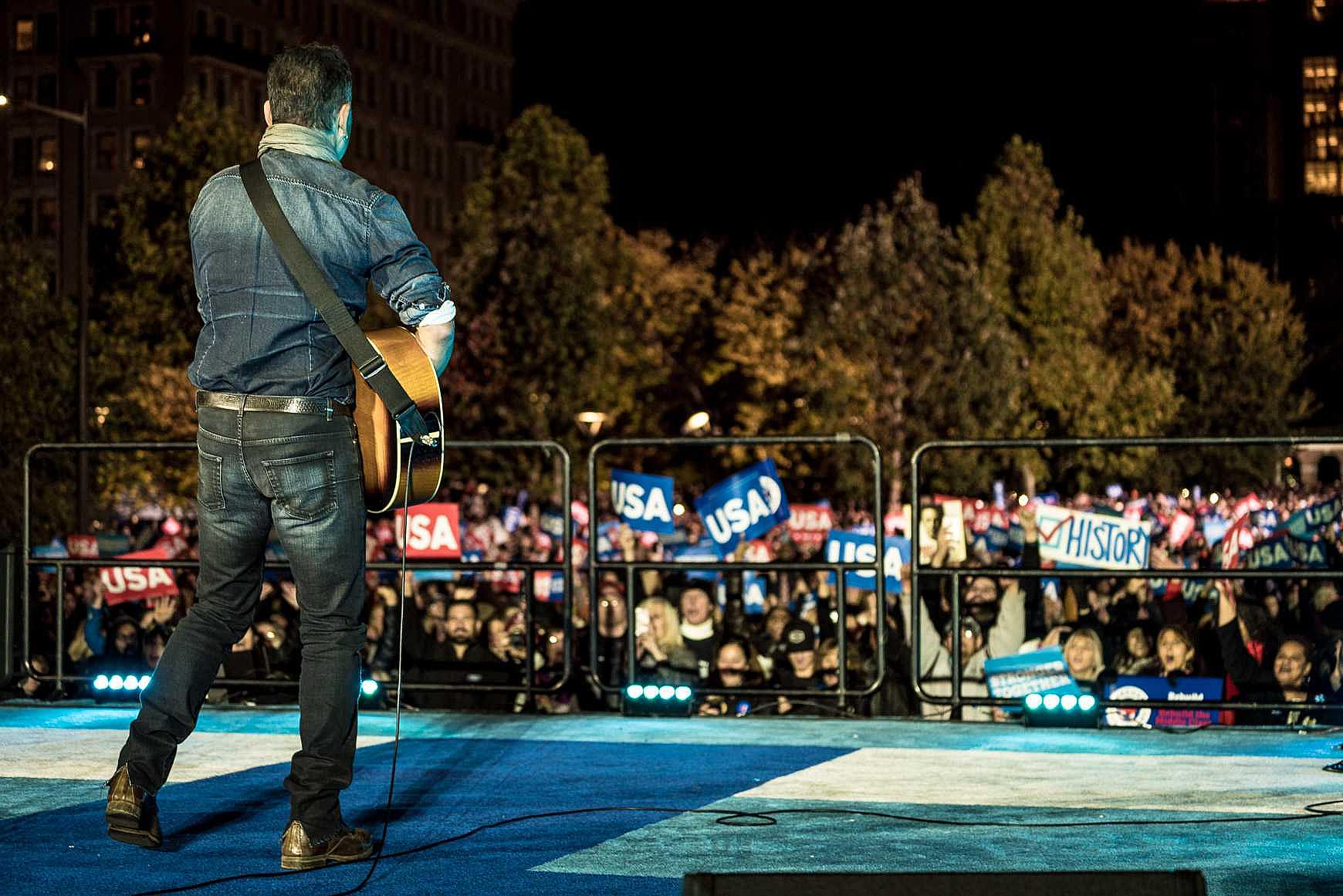 Bruce Springsteen faces crowd on Independence Mall