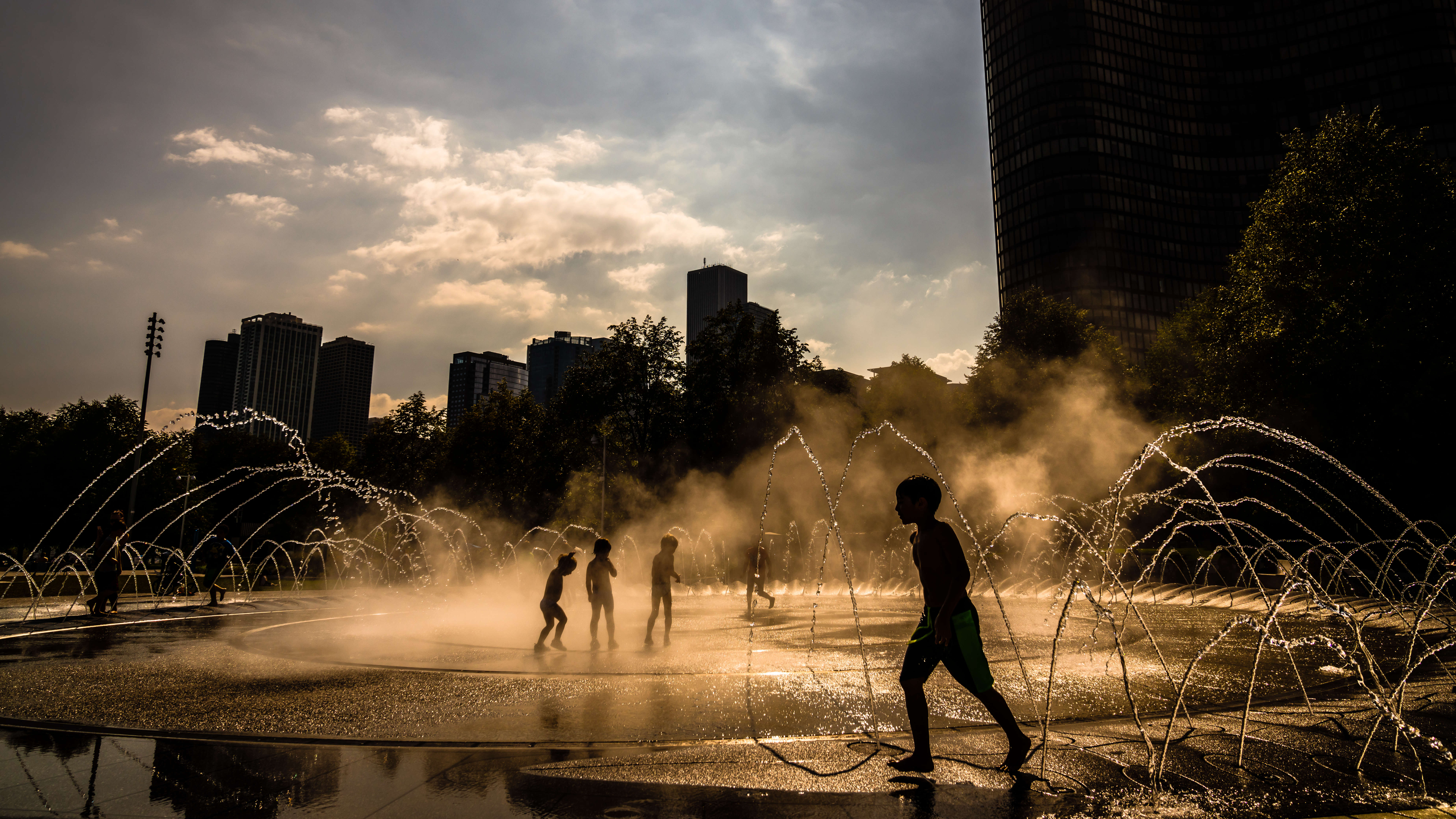 Kids playing in Polk Bros. Fountain, Chicago